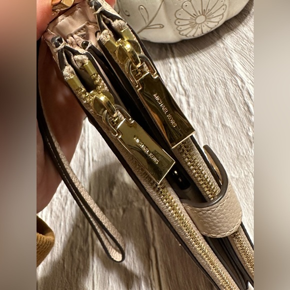 RARE✨ Michael KORS Pyramid Studded Wristlet - Picture 6 of 14